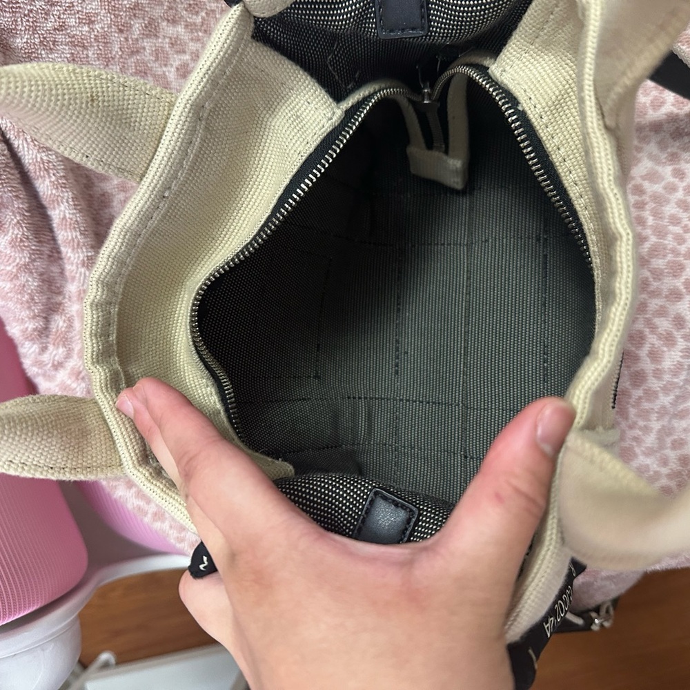 Authentic Marc Jacobs tore bag - Picture 3 of 4
